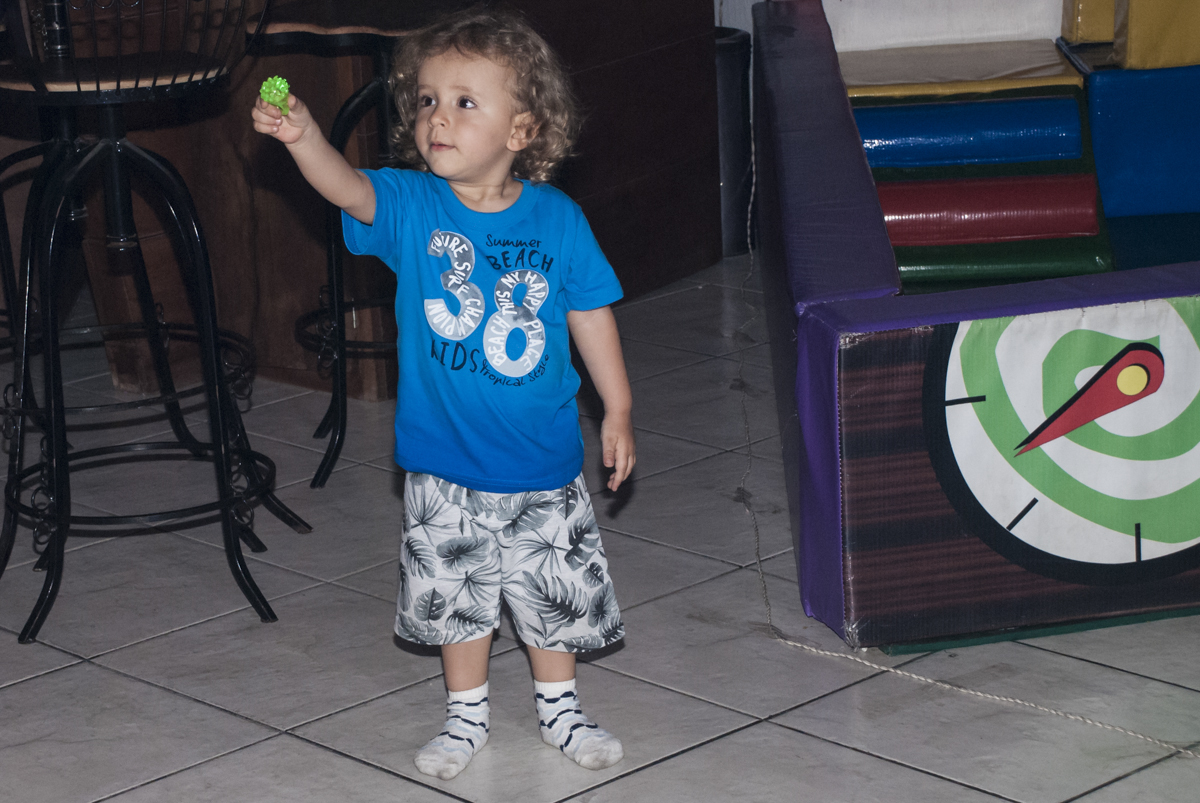 esperando os amigos para brincar