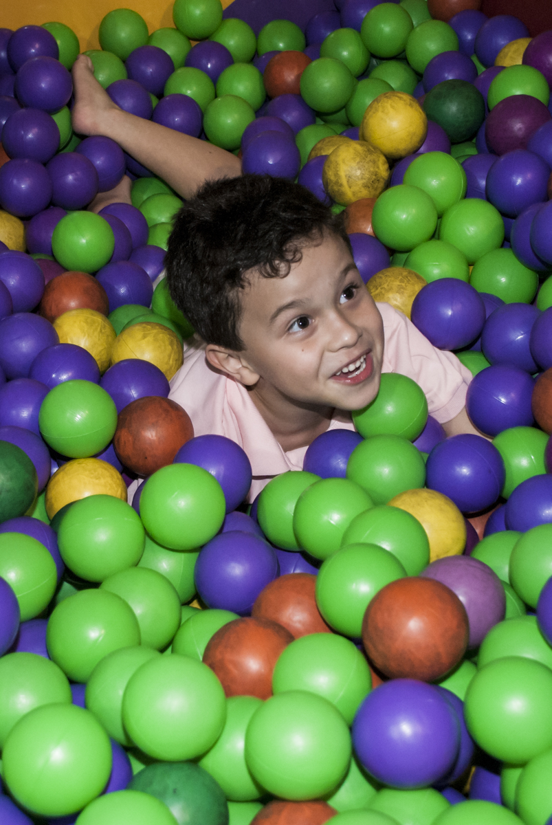 caindo com tudo na piscina de bolinhas