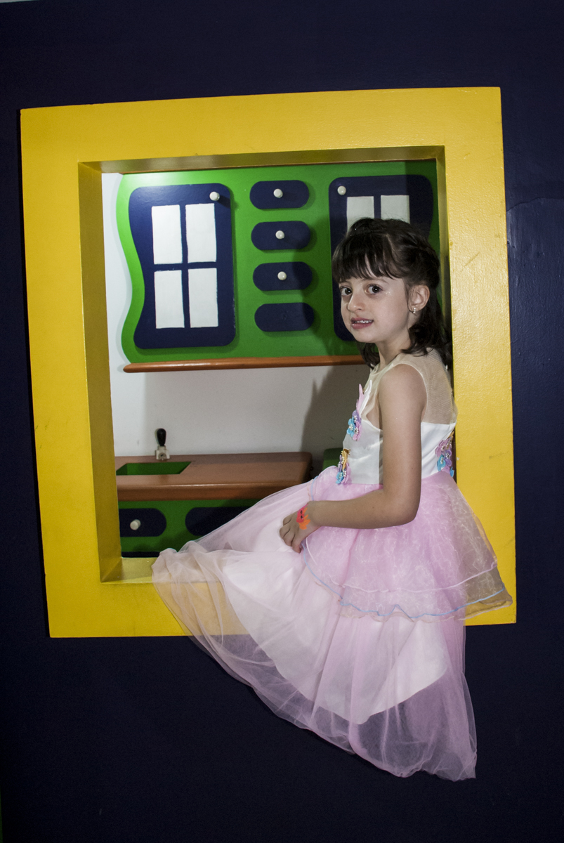 pose para foto na casinha de bonecas