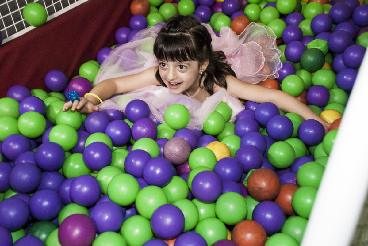 pulo na piscina de bolinhas