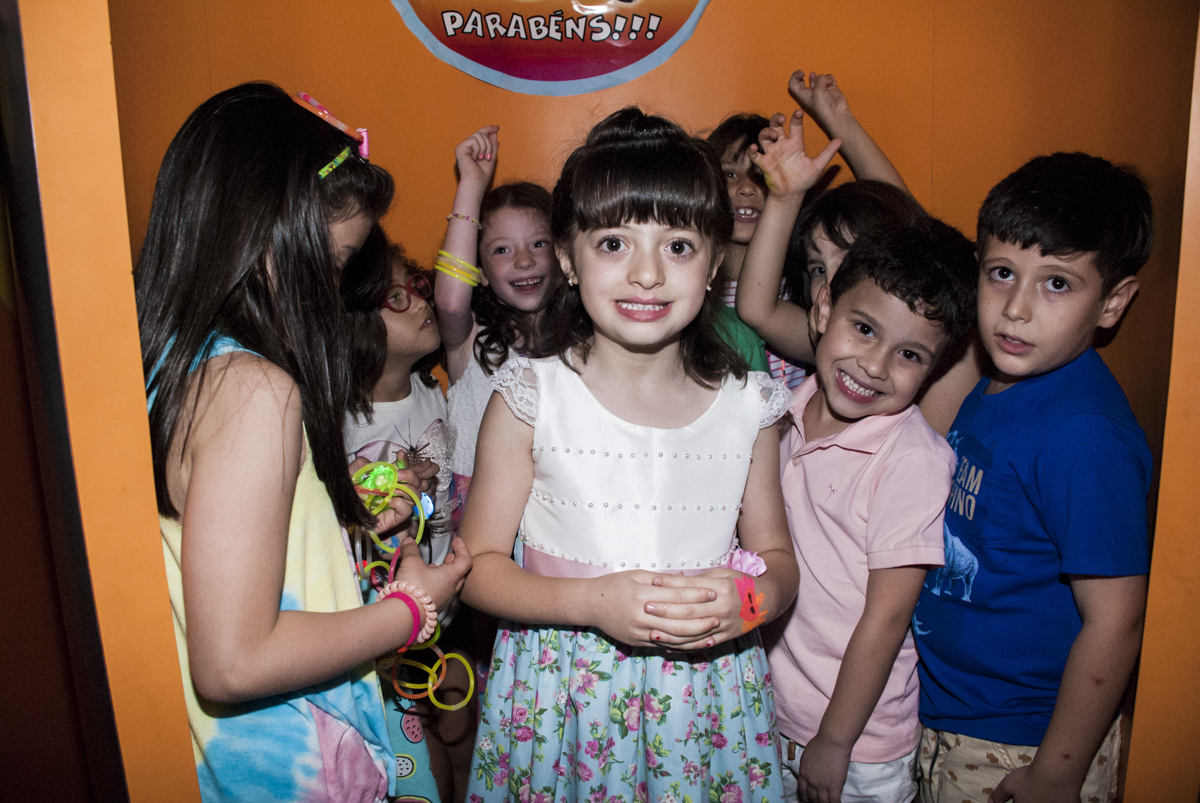 saindo da máquina de parabéns com as amigas