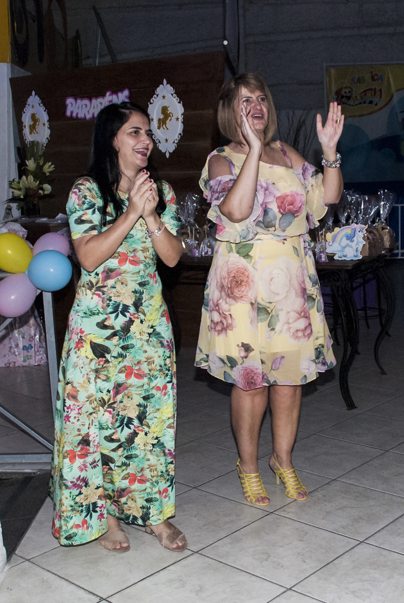 A mãe e os convidados cantam parabéns