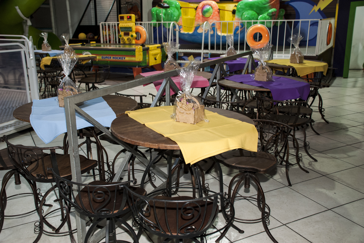 salão da festa decorada com toalhas coloridas