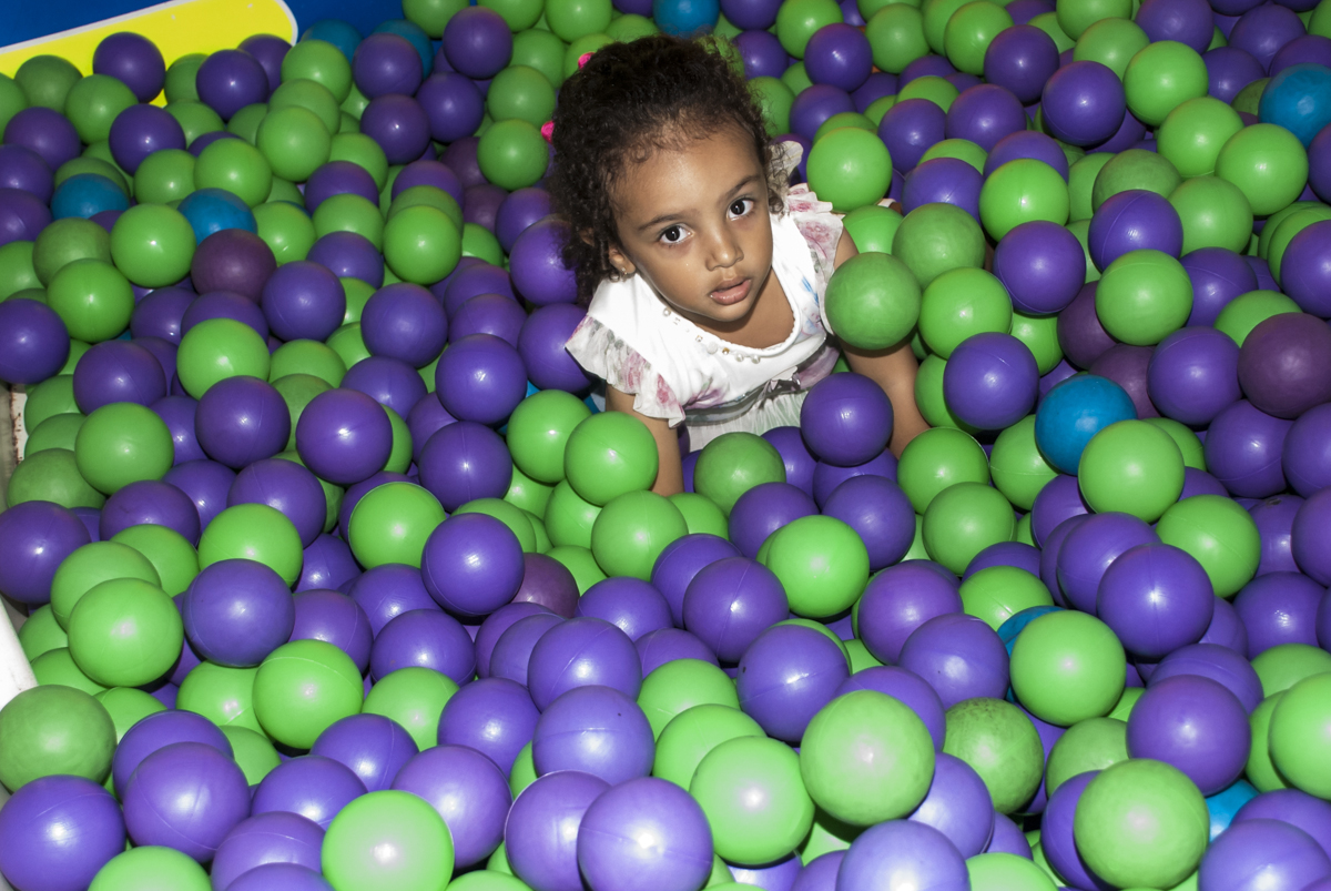 brincando na piscina de bolinhas
