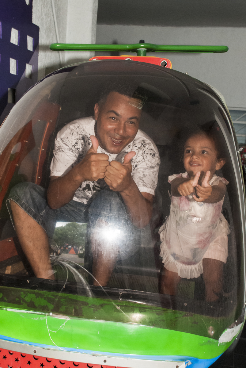 passeio divertido com o pai no elicóptero