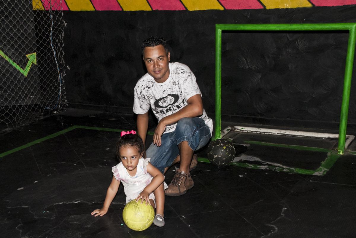 jogo de futebol no escuro