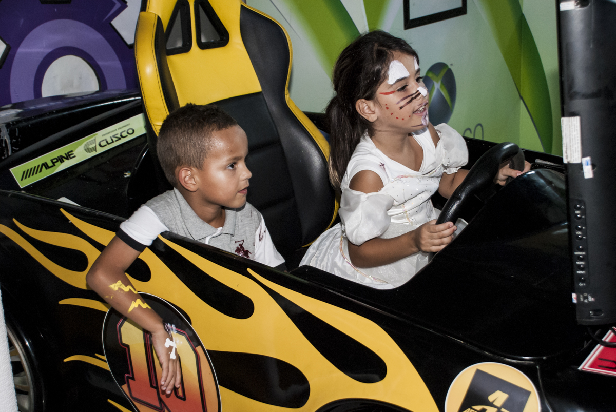 brincando no simulador de corridas