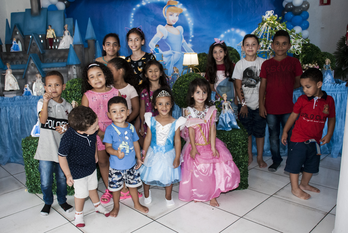 final da festa com os amigos reunidos