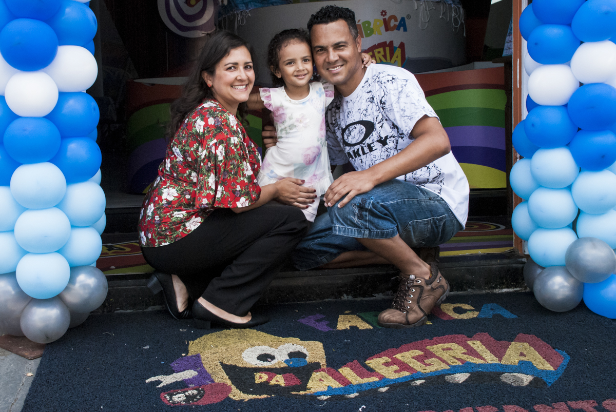 fotografia da família no arco de bexigas