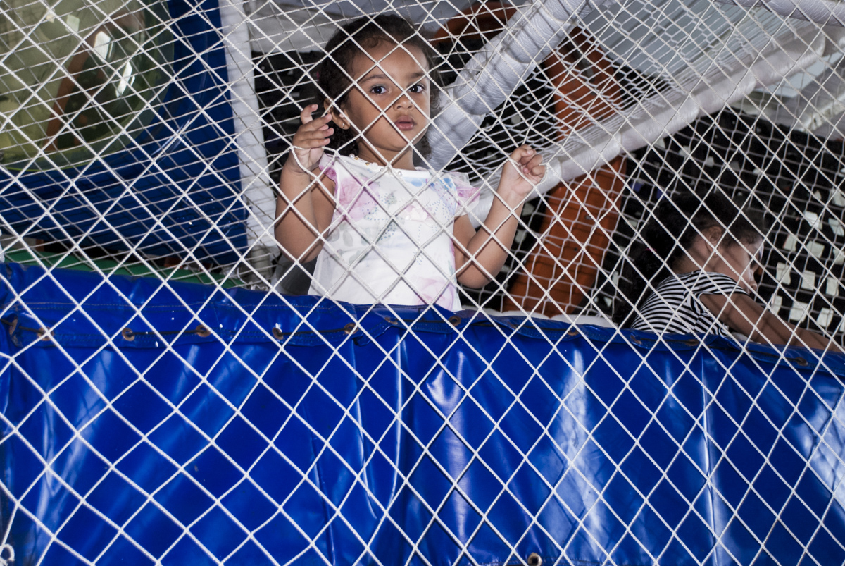 sendo fotografada no brinquedão