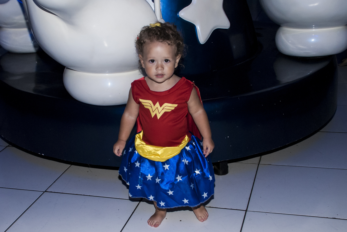 vestida de mulher maravilha