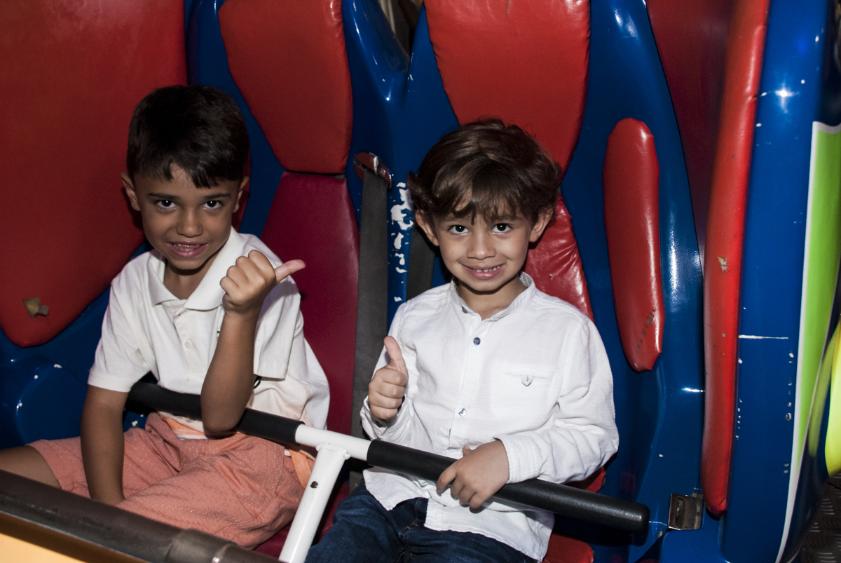 muita emção no brinquedo jornada nas estrelas
