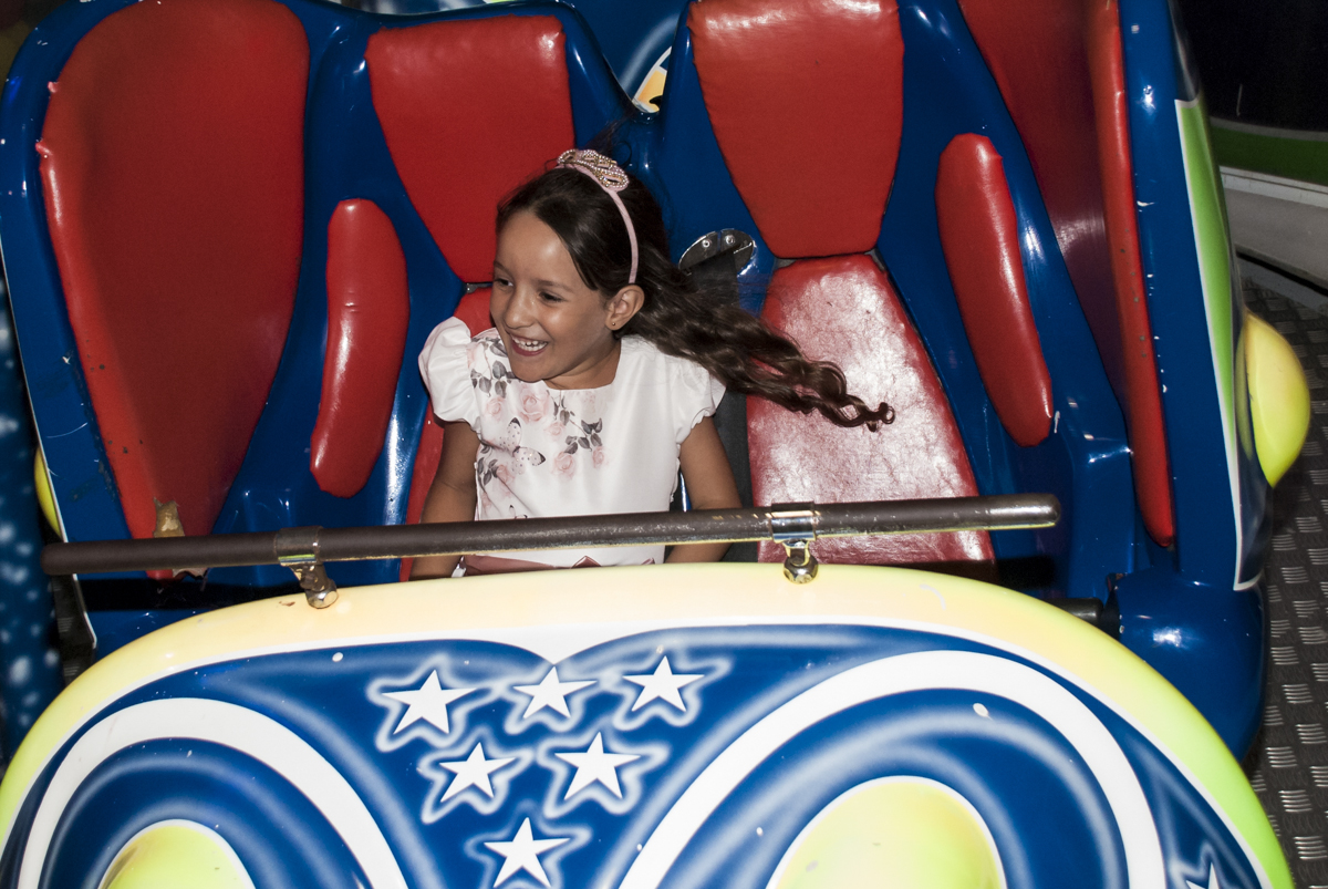 convidada feliz no brinquedo jornada nas estrelas