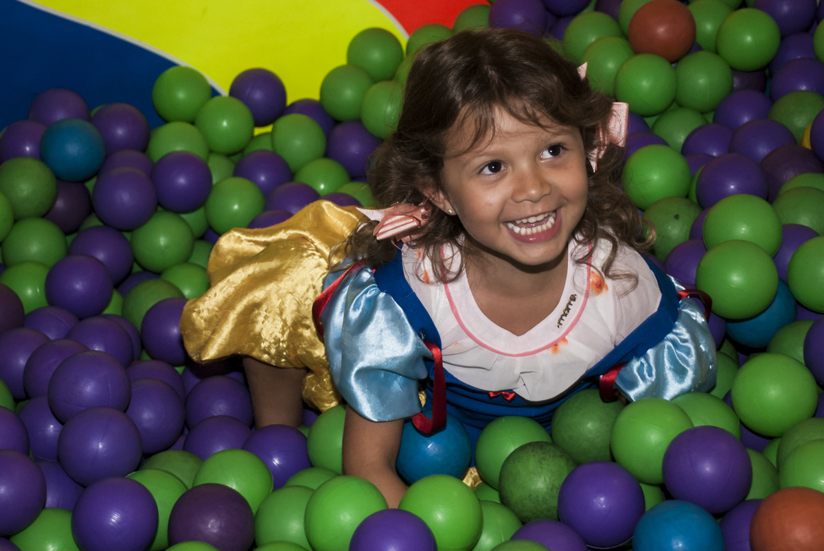 caiu com tudo na piscina de bolinhas