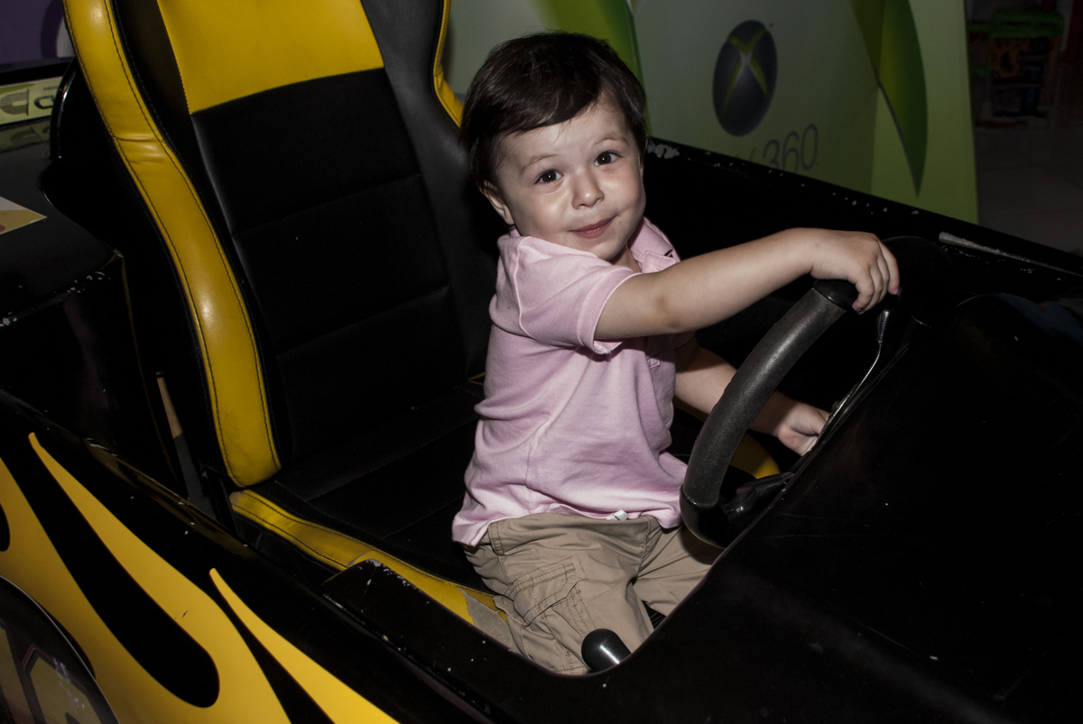 brincando no simulador de corridas