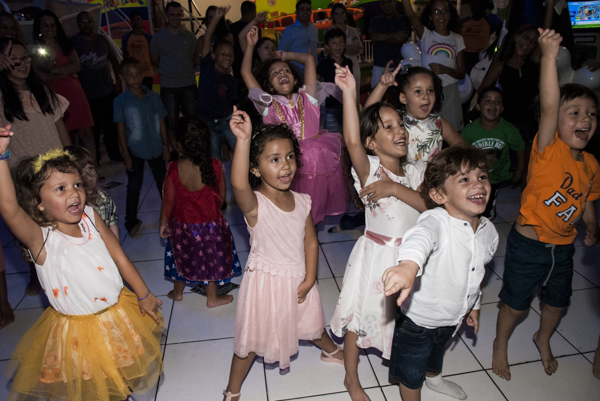 show com o monitor muito animado
