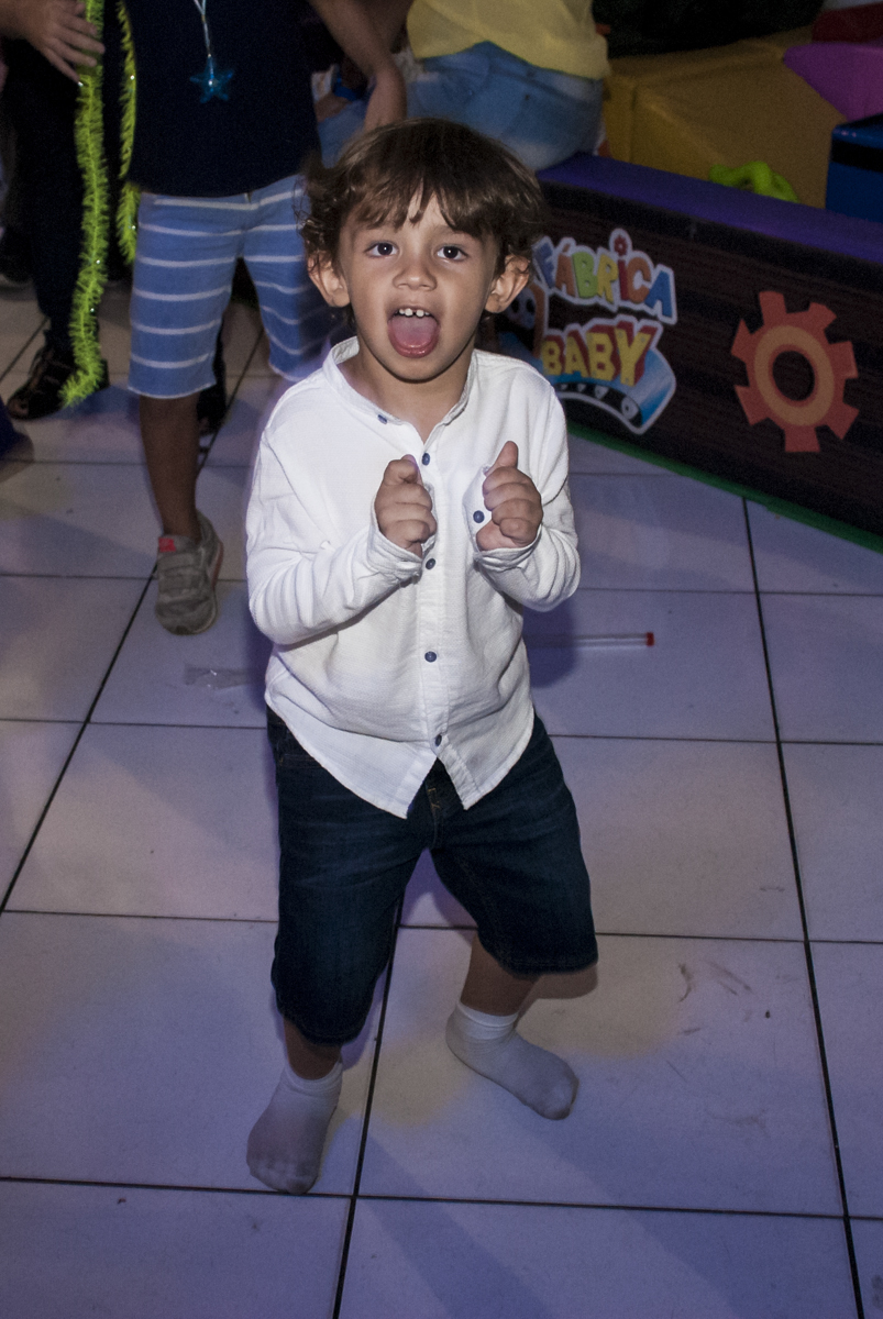 o aniversariante participa das brincadeiras no show