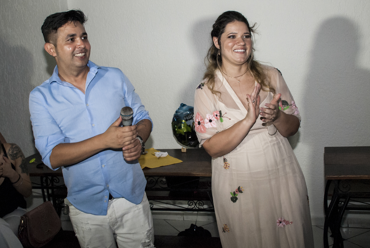 agradecendo aos convidados pela presença