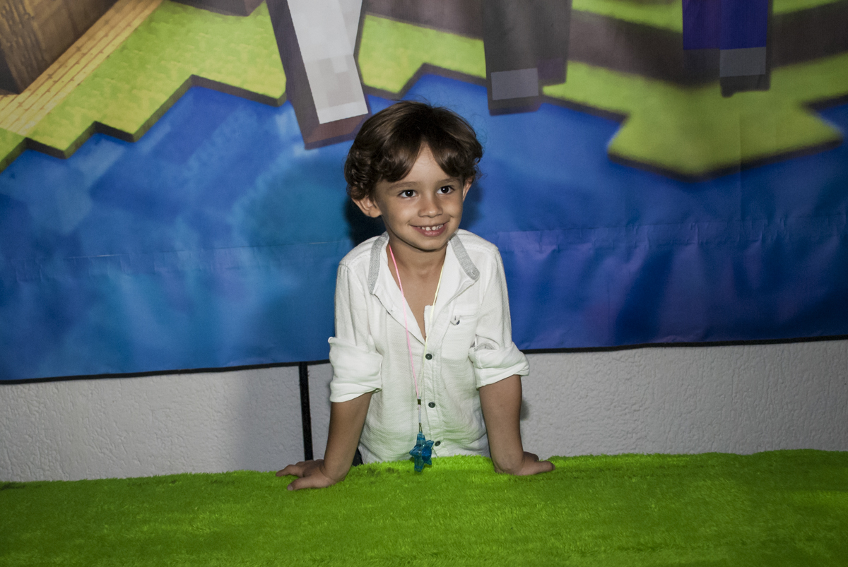 foto do aniversariante feliz na mesa temática