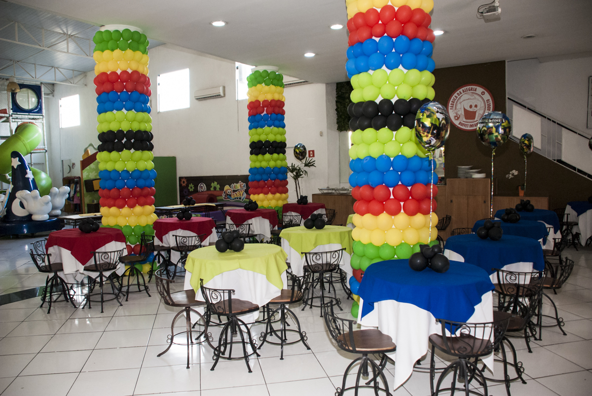 salão da festa decorado com bexigas