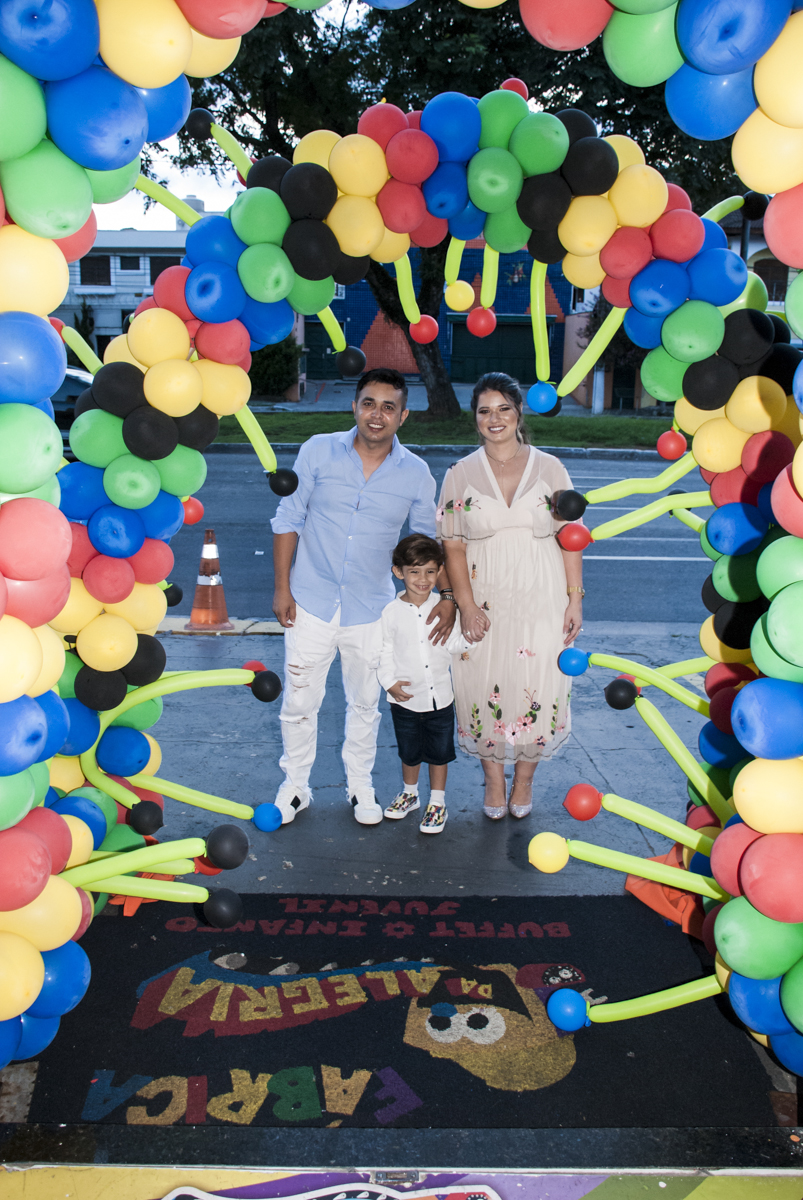 foto da família no arco de bexigas