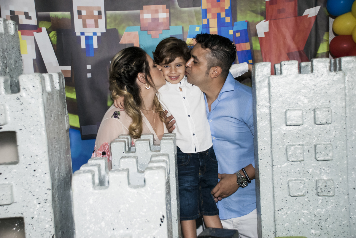 beijo sanduiche no aniversaiante