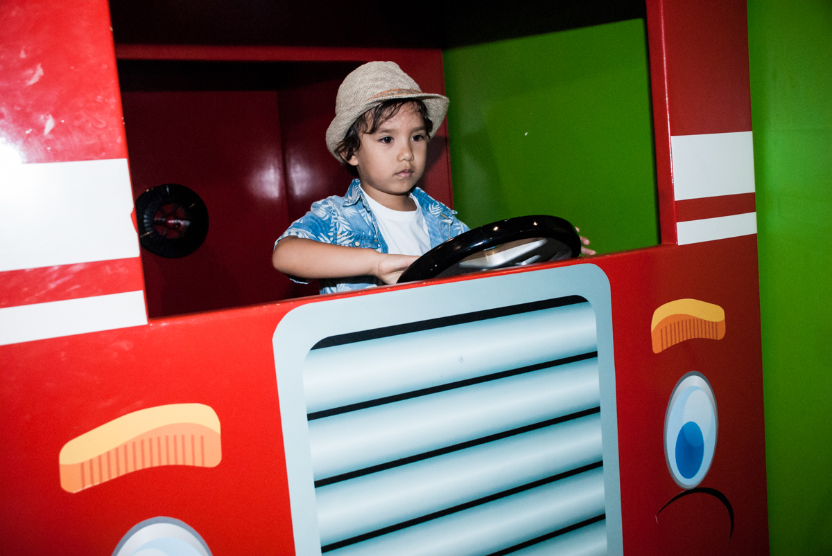 dirigindo o carrinho de brinquedo