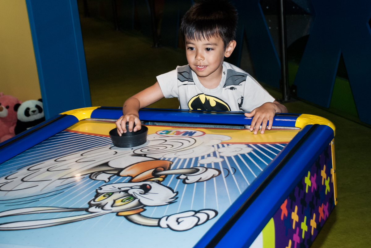 jogo de futebol de mesa com a amiga