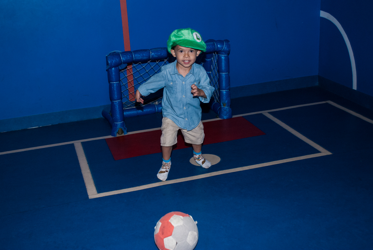 jogando futebol com o aniversariante