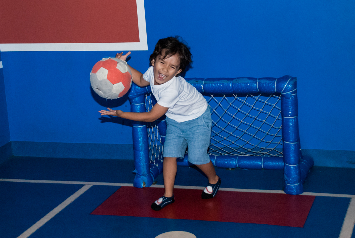 Aniversariante joga de goleiro e defende um gol