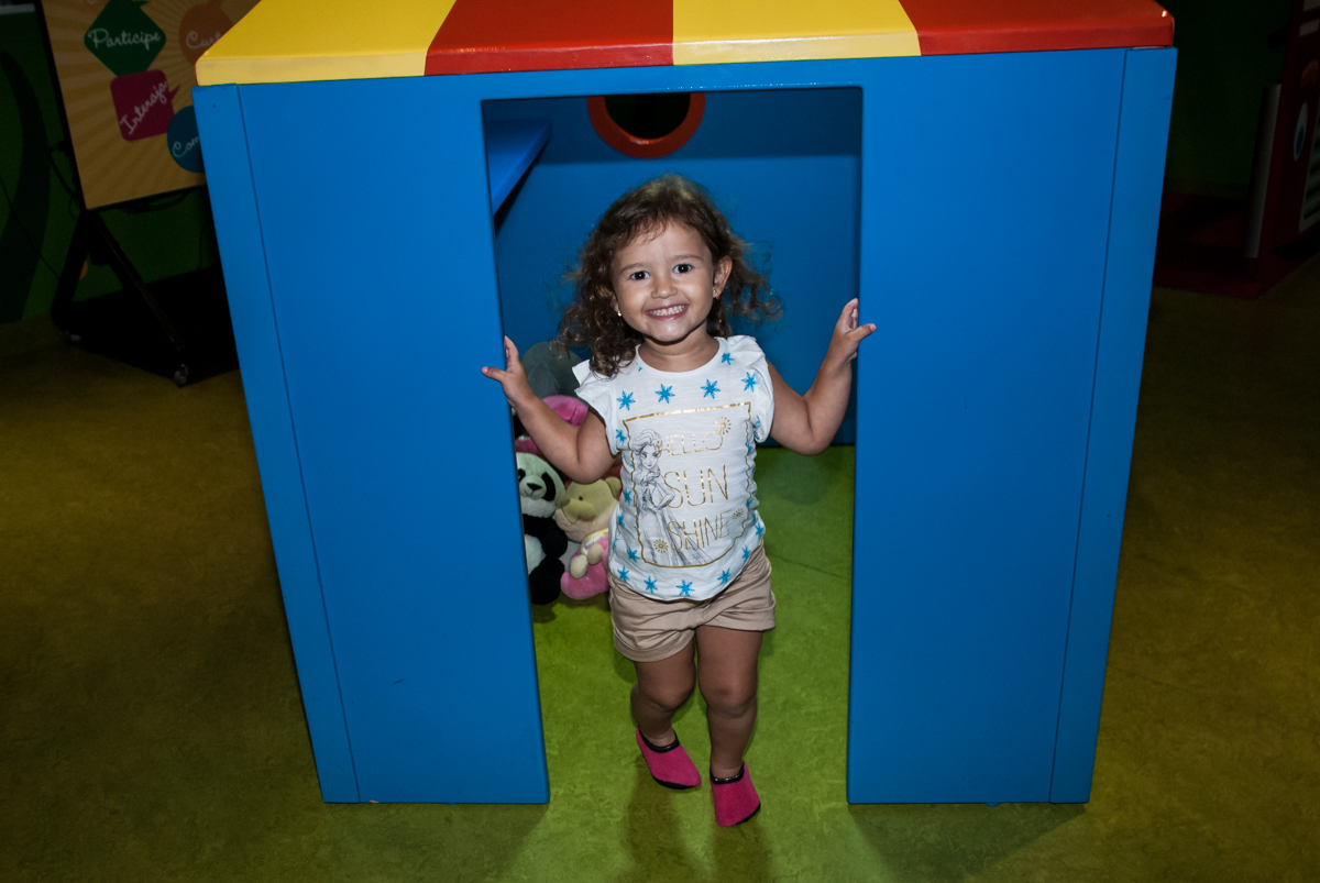 A amiga diverte na casinha de bonecas