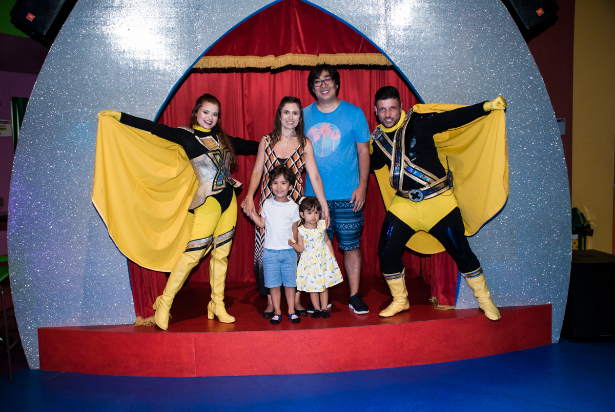 fotografia com os personagens da festa