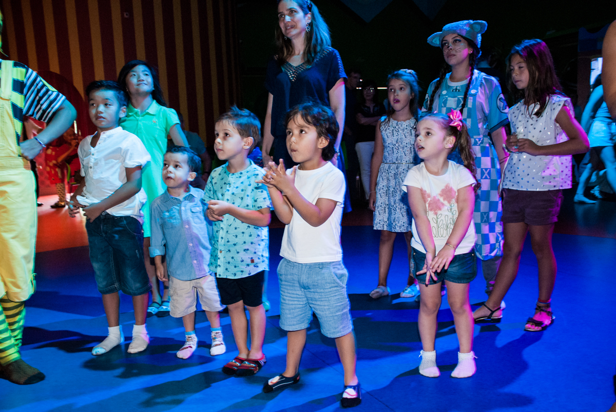 As crianças se divertem no show