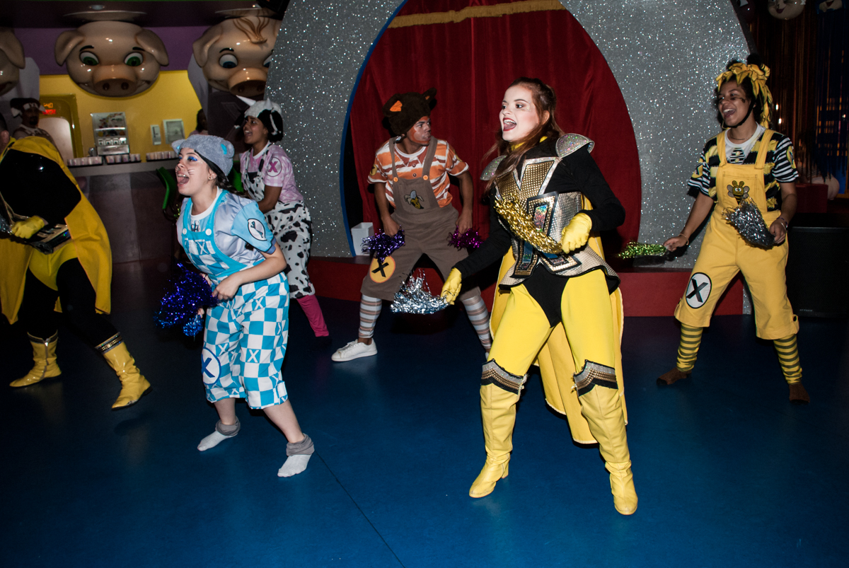 dançando com os personagens da animação