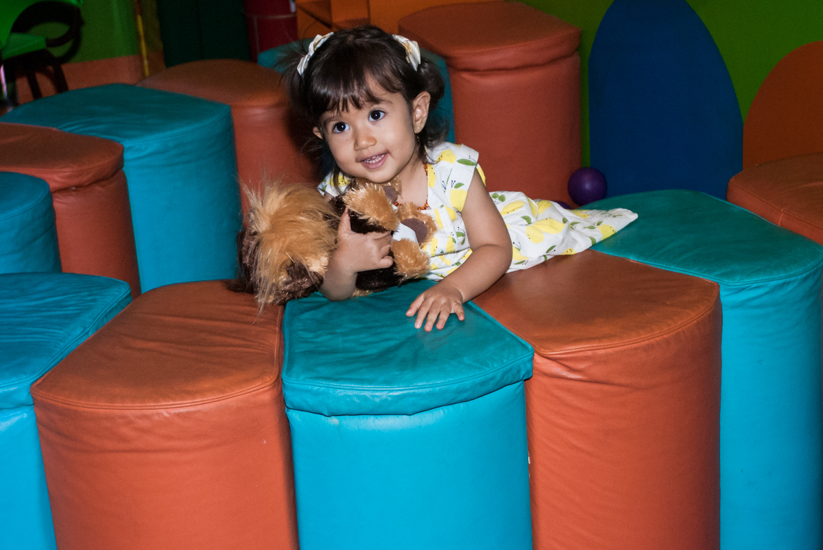 brincando na área baby