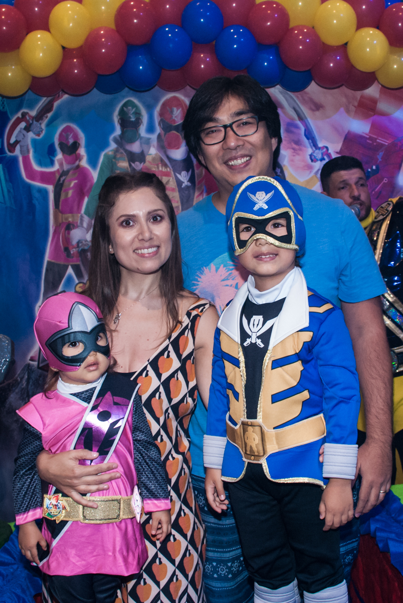 pose para a foto vestido  com a fantazia