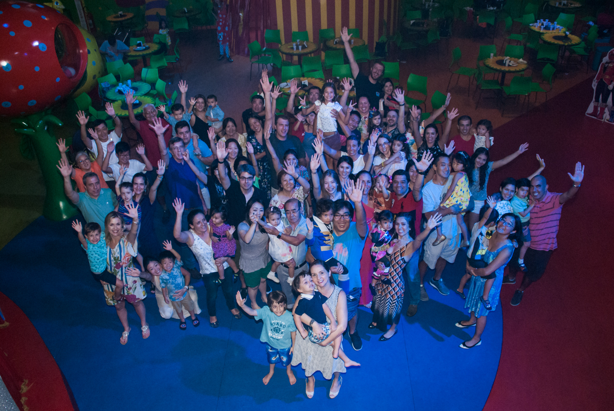 final da festa com todos os convidados agradecendo