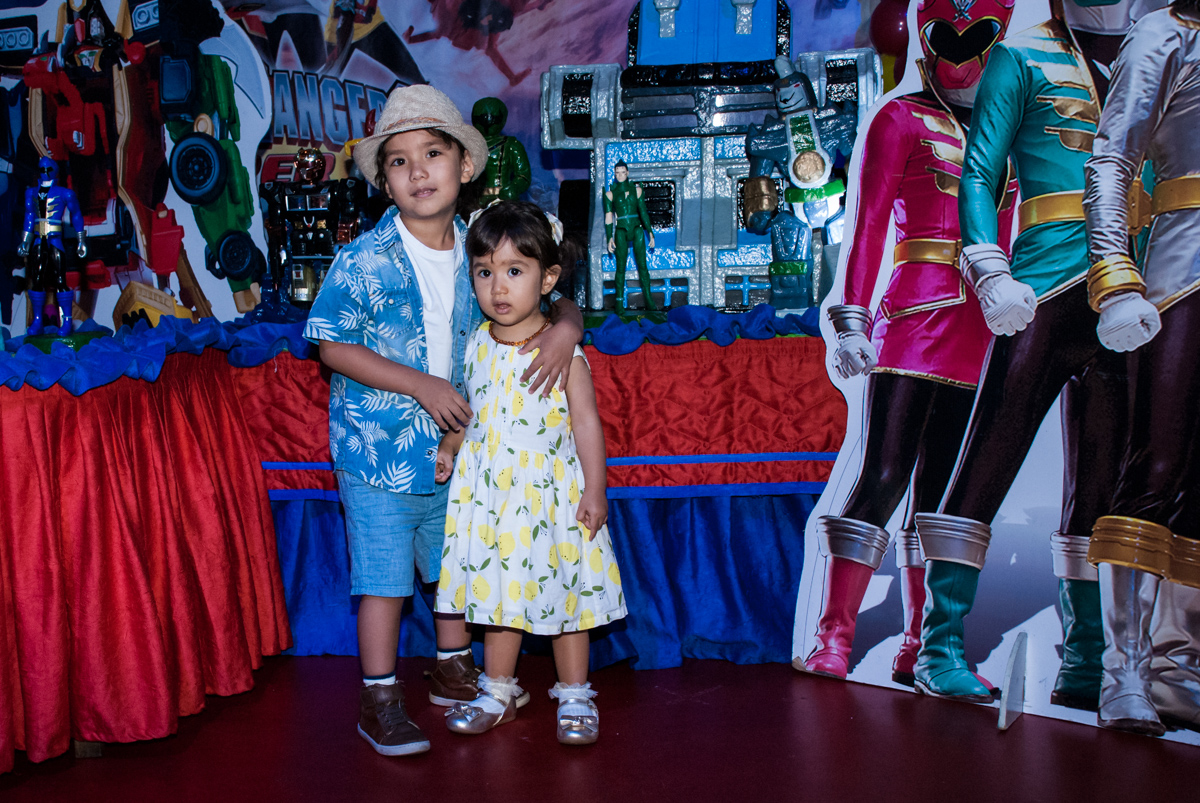 A irmã feliz com o aniversário do Theo