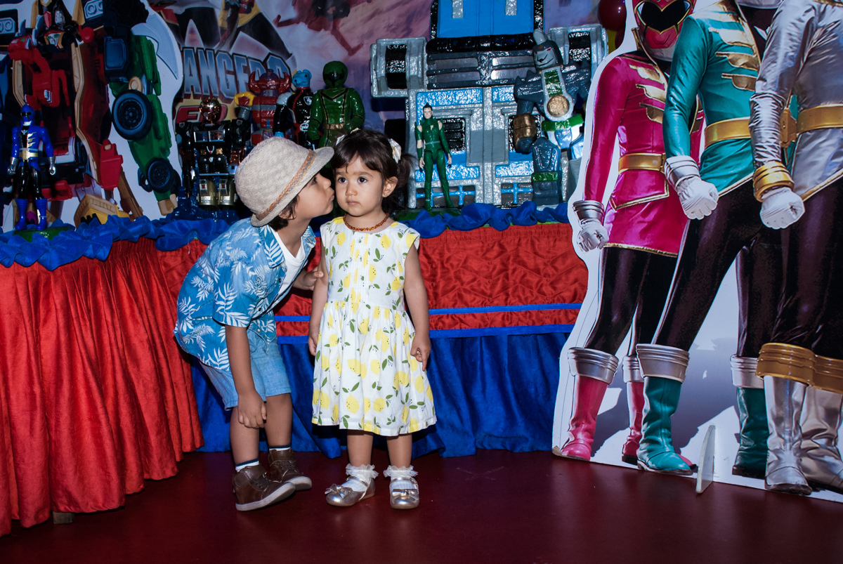 beijo carinhoso na irmã