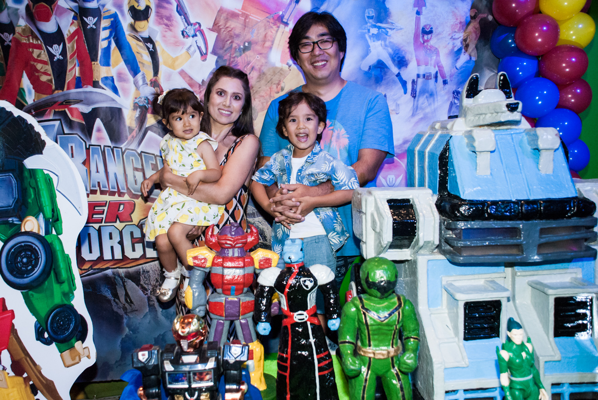 Família unida para a festa do Theo