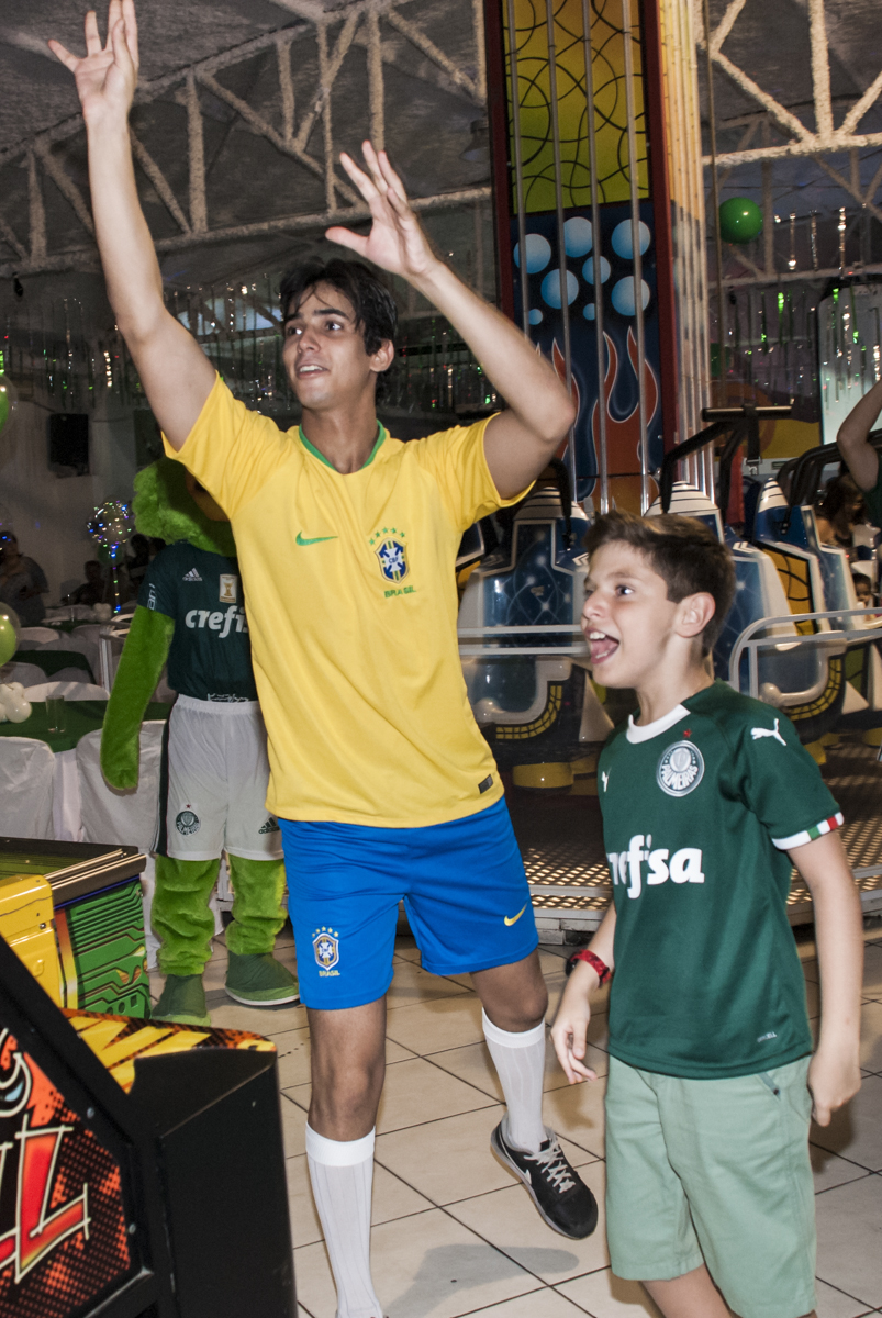 jogando basquete bol