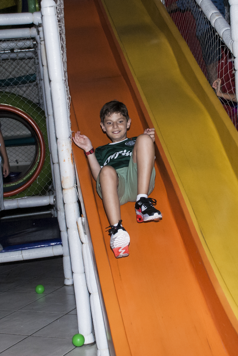 descendo no escorregador