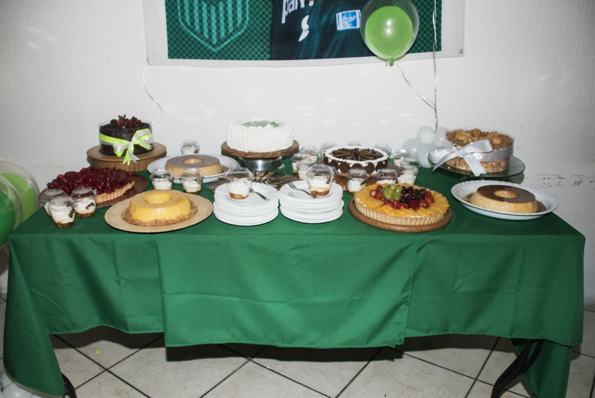 mesa de deliciosas tortas variadas