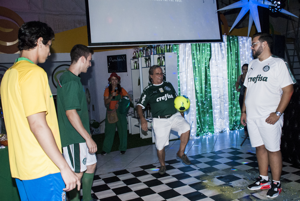 jogando bola embaixadinha