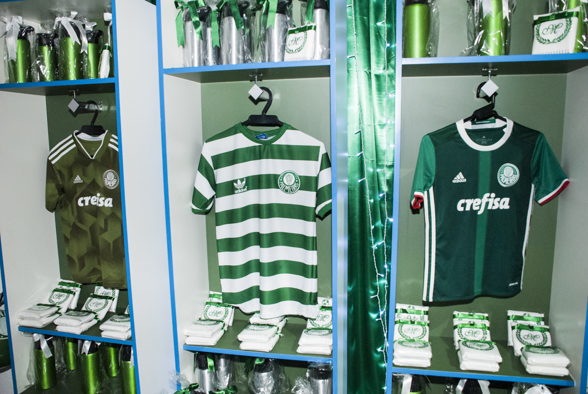 esposição de camisetas do time do palmeiras