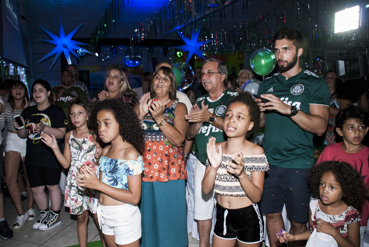Os convidados cantam o parabéns para você
