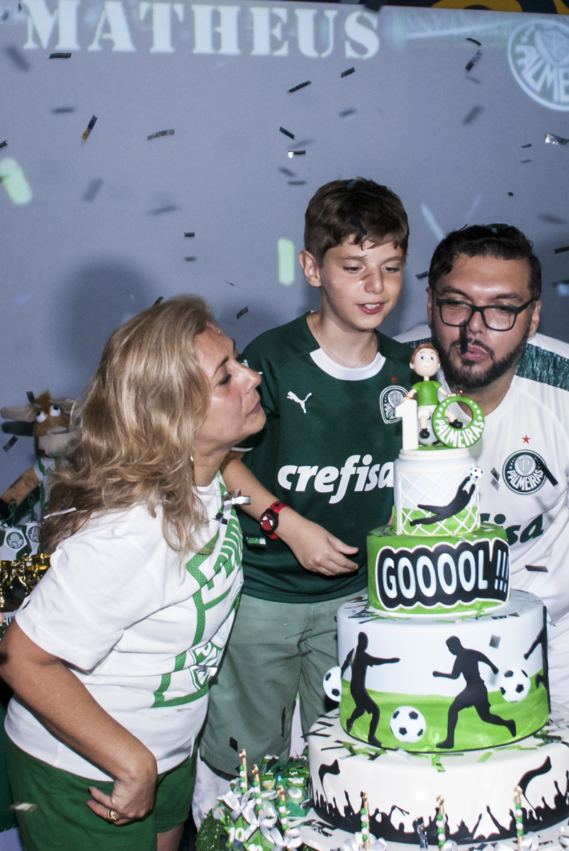 soprando a vela do bolo