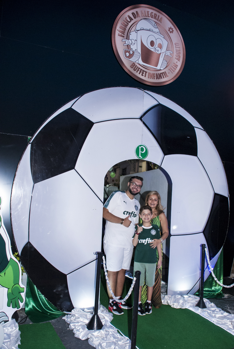 fotografia da família na bola gigante