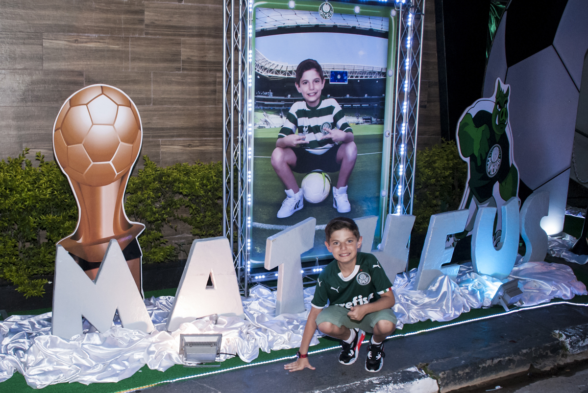 posando para a foto no banner