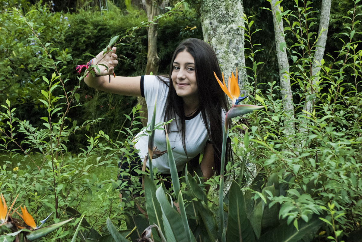 linda ao meio das plantas